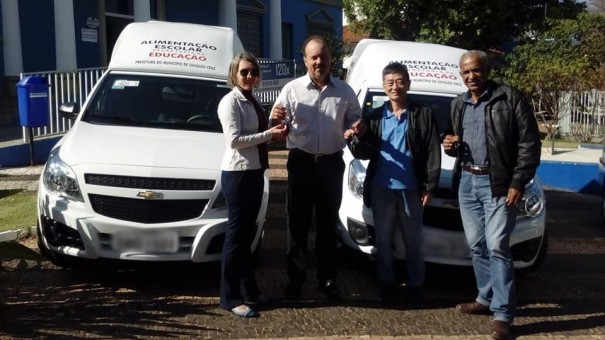 Prefeitura de OC entrega veculos para a Merenda Escolar e Almoxarifado