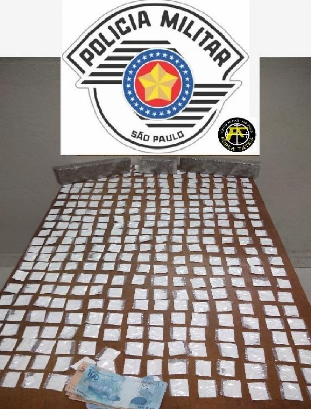 For�a T�tica da PM prende duas pessoas por tr�fico de drogas na Rodovi�ria de Osvaldo Cruz