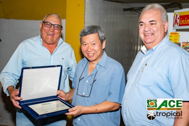 ACEOC presta homenagem ao empresrio Akira Kato do Supermercado Osvaldo Cruz