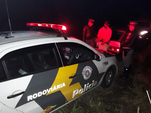 Polcia Rodoviria recupera veculo furtado e prende os autores na SP-425 em Martinpolis