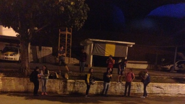 nibus que realiza transporte de alunos de OC  multado por superlotao