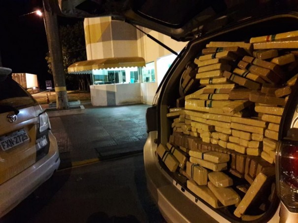Polcia localiza mais de uma tonelada de maconha em veculo furtado e prende trs homens em Presidente Epitcio