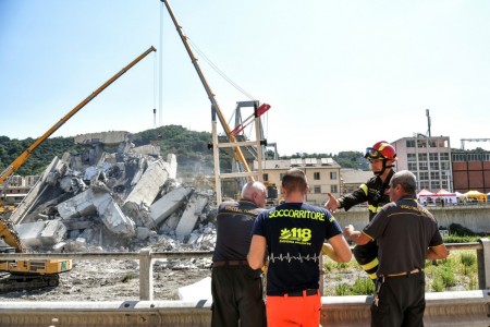 Vítimas ainda podem estar sob escombros de ponte que desabou em Gênova