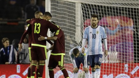 O drama continua: Gol contra evita vexame, e Argentina só empata com Venezuela 