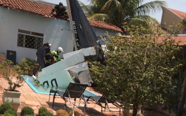 Avio monomotor cai sobre casa deixa trs mortos em Rio Preto