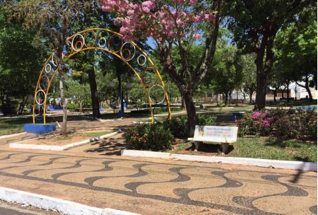 Pároco Padre Marcos denuncia golpe sobre bancos novos para a Praça da Matriz