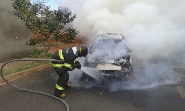 Veculo pega fogo no bairro Veredas em Osvaldo Cruz