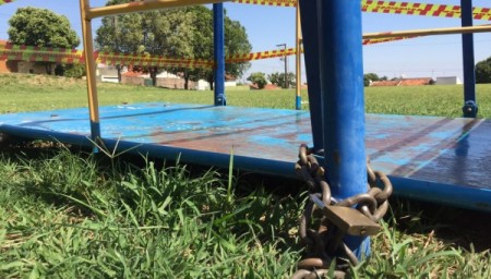 Brinquedos para cadeirantes estão bloqueados no Parque dos Pioneiros e Marroco