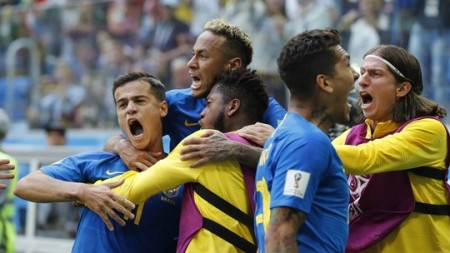 Brasil deslancha no fim do jogo, vence 1ª na Copa e elimina Costa Rica