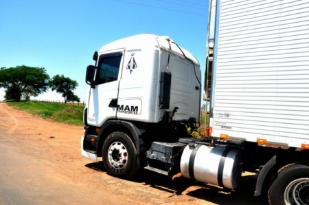 Cabine de caminhão cai sob corpo de motorista na SP-425 