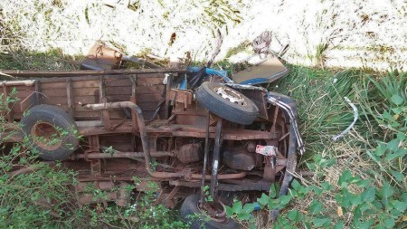 Motorista morre e passageiro fica ferido após caminhão despencar em ribanceira