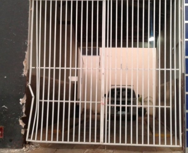 Motorista da prefeitura de Osvaldo Cruz bate caminho em porto de residncia