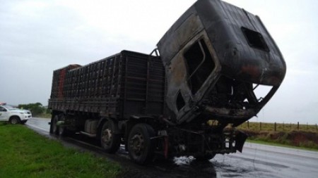 Caminhão tem perda total em rodovia após incêndio