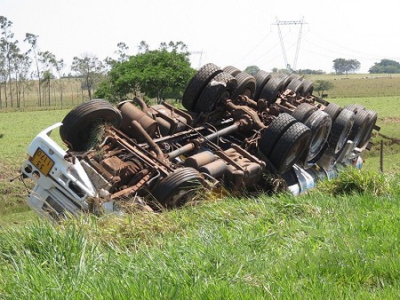 Caminhão tanque carregado com 35 mil litros de etanol tomba na SP-563