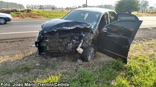 Coliso no trevo de Parnaso, na SP-294, deixa trs pessoas Feridas