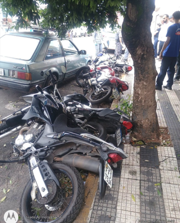 Veículo perde o controle e atinge estacionamento de motos em Osvaldo Cruz