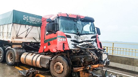 Carretas batem de frente na ponte Maurício Joppert, mas ninguém fica ferido