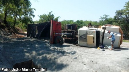 Carreta com carga de calcário tomba na vicinal Tupã - Quatá