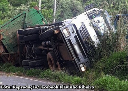 Carreta de transporte de cana tomba na vicinal Bastos - Tupã