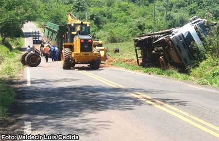 Após sete horas, carreta tombada é removida e vicinal é liberada