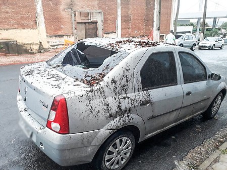 Carro estacionado é atingido por tijolos, após telhado de antigo barracão desabar em Dracena