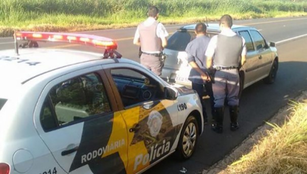 Carro furtado em Tup  recuperado instantes depois na SP-294 em Osvaldo Cruz