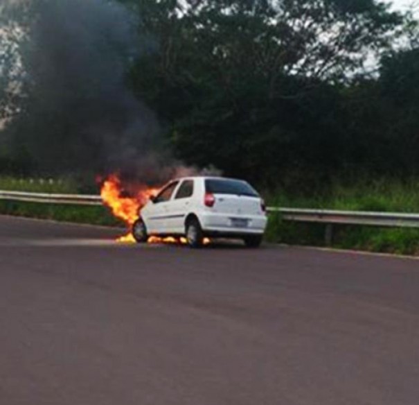 Carro pega fogo na SP-294 em Luclia