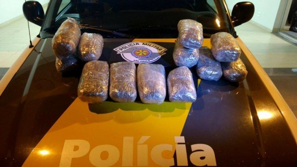 Fiscalizao flagra boliviano e passageira de nibus com mais de 8 kg de drogas