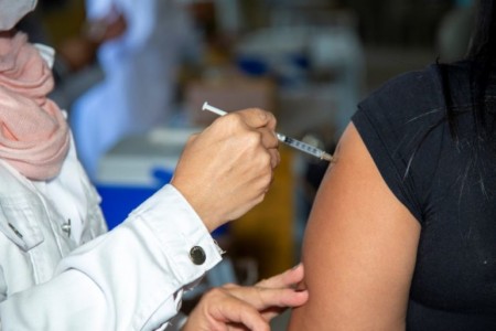 Sagres vacina pessoas de 50 anos e profissionais de saúde com quarta dose contra a COVID-19 