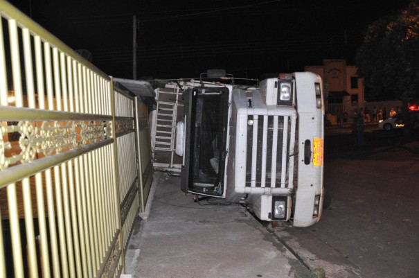 Carreta carregada de bagao de cana tomba no centro de Salmouro