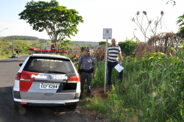 Polcia Militar e lideranas do Bairro Vale Verde fazem a fixao das Placas do Programa Vizinhana Solidria 