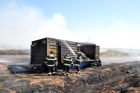 Caminhão carregado com palha de amendoim pega fogo na SP-294