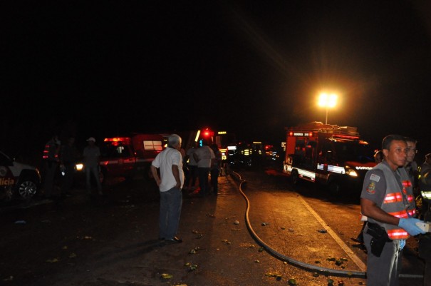 Acidente envolvendo nibus e caminho na SP-425 deixa cinco vtimas fatais e vrios feridos