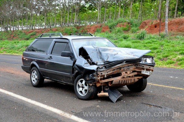 Acidente envolvendo carro e caminho deixa uma pessoa ferida