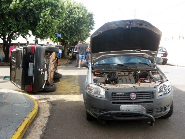 Carro tomba aps batida lateral com picape e assusta moradores em Dracena