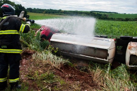 Motorista perde o controle da direção e capota caminhão com 30 mil litros de etanol em rodovia