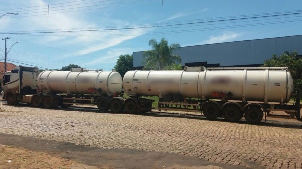 Motorista levanta suspeitas em rodovia e Polcia Militar apreende mais de 200 kg de maconha em caminho - tanque