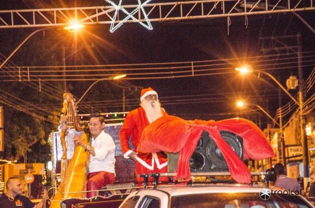 Grande público esteve na Avenida Brasil para a chegada do Papai Noel em OC
