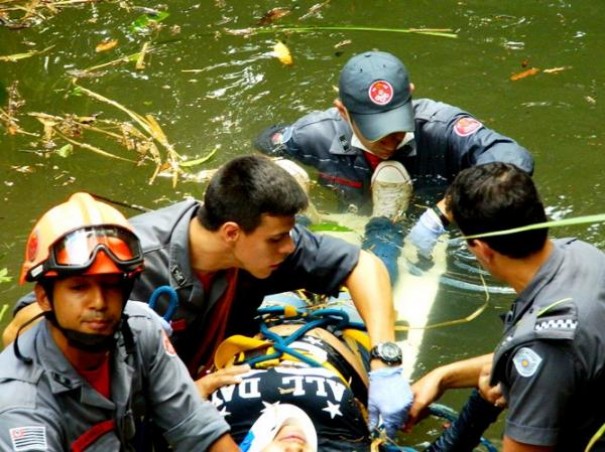 Menor cai com bicicleta em crrego em Flrida Paulista e  socorrida pelo Corpo de Bombeiros 