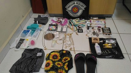 Casal de adolescentes é apreendido pela PM após praticar furtos em 10 estabelecimentos no centro