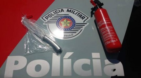 Homem é preso após esfaquear esposa e tentar agredir PMs com extintor