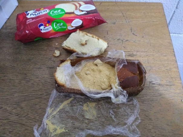 Bolo com cocana, cigarros com maconha e papis com droga sinttica K4 so apreendidos