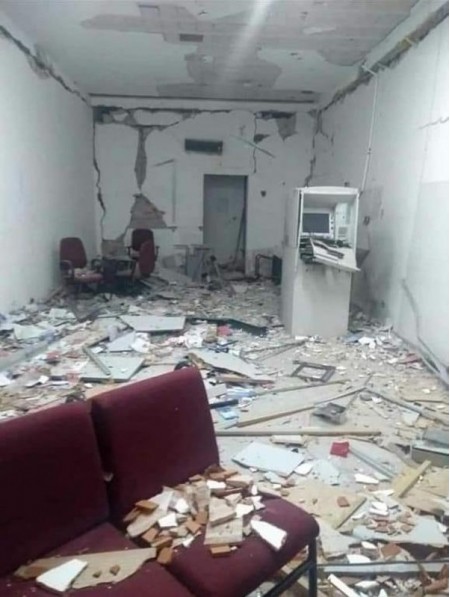 Bandidos fazem ao menos 10 reféns e explodem caixas eletrônicos de duas agências bancárias, em Primavera