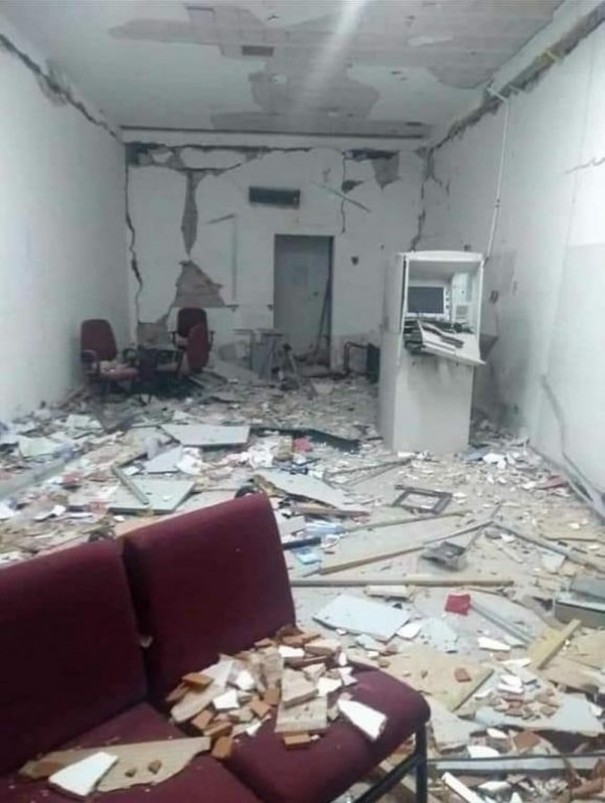 Bandidos fazem ao menos 10 refns e explodem caixas eletrnicos de duas agncias bancrias, em Primavera