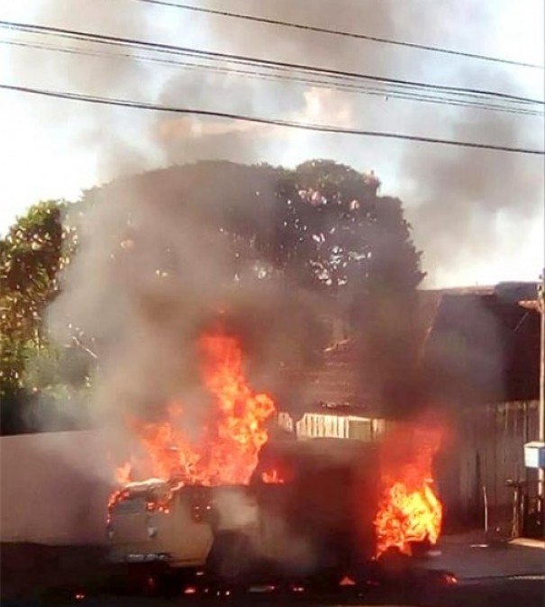 Incndio destri kombi em avenida no centro de Bastos