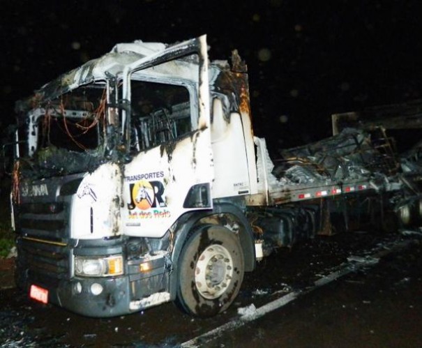Veculo de carga animal pega fogo na SP-294 em Flrida Paulista e equino morre queimado 