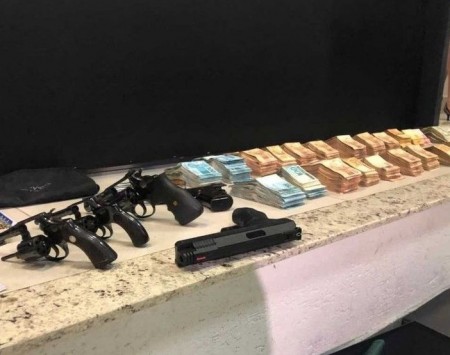 Policiais apreendem armas e mais de R$ 400 mil em casa de João de Deus