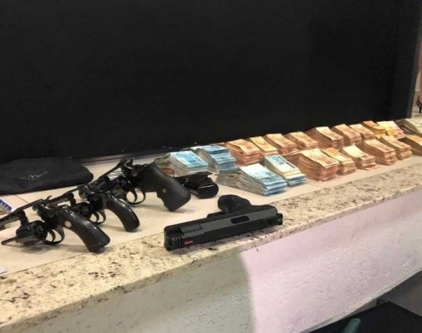 Policiais apreendem armas e mais de R$ 400 mil em casa de Joo de Deus