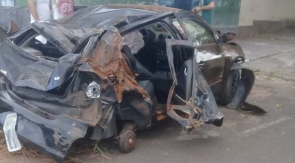 Capotamento mata passageiro de carro em rodovia vicinal