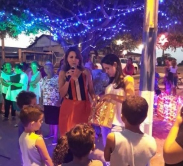 Praa no Conjunto Habitacional da Avenida Maria Tereza j est com decorao natalina em Sagres